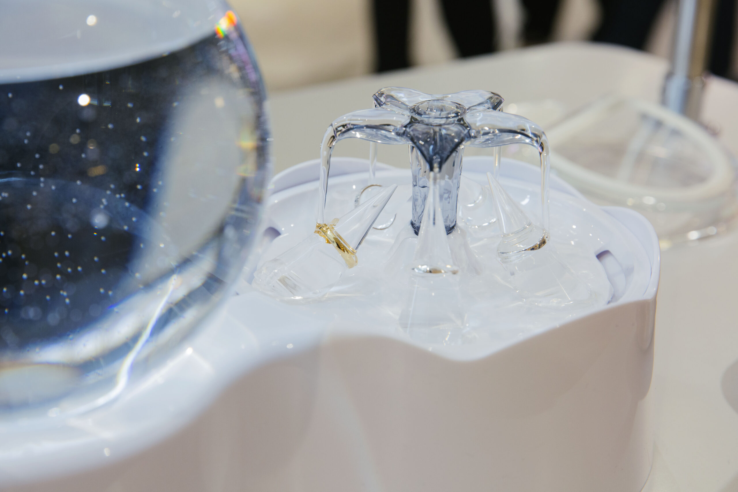 水とガラス器具を使ったLIFE PROOFジュエリーの展示