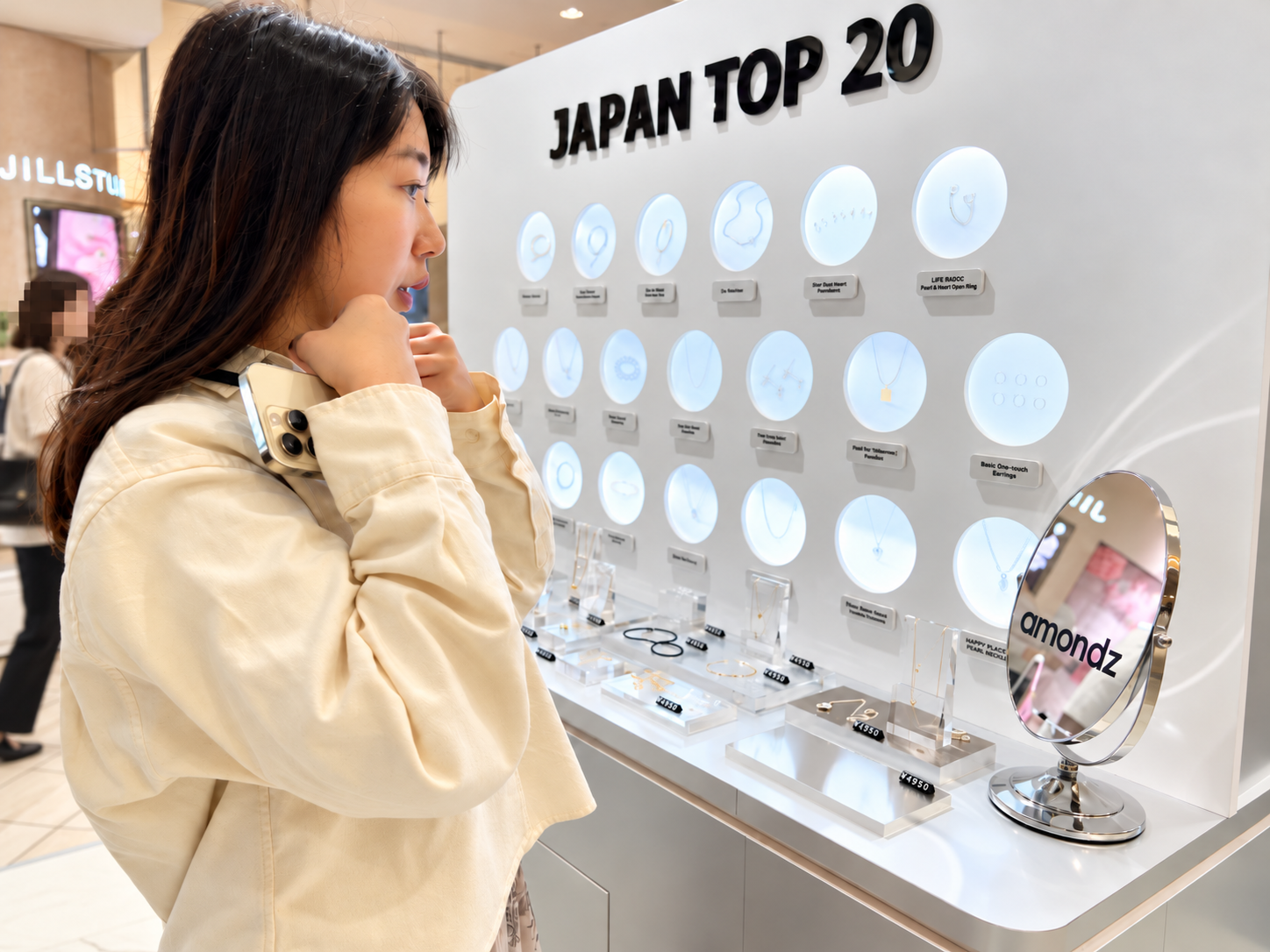 amondzのJAPAN TOP 20展示でジュエリーを選ぶAsami